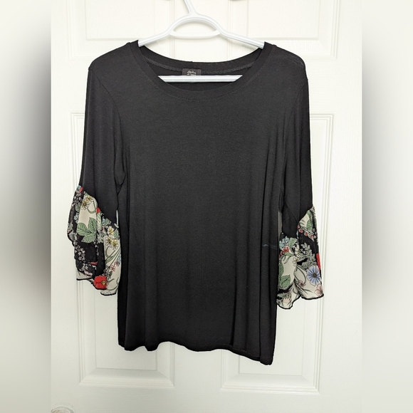 Storm Women's (Medium) Black Relaxed Fit Top With Flowy Floral 3/4 Sleeves - Picture 2 of 10